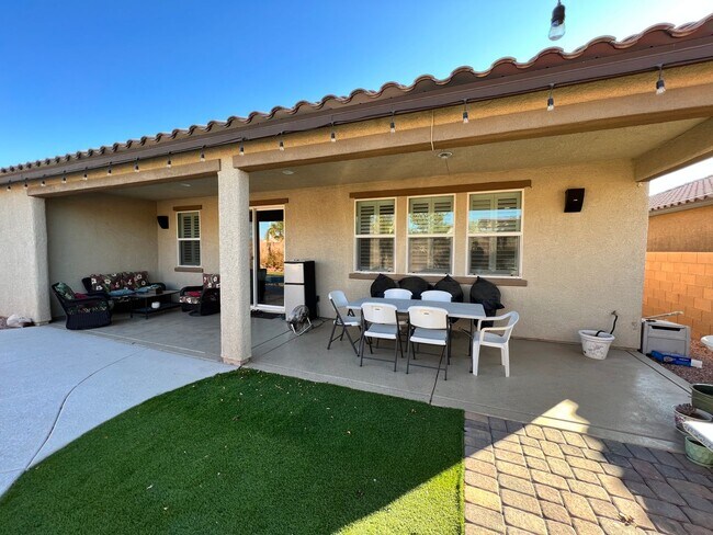 Building Photo - 1 Story 4Bed Pool Built in BBQ