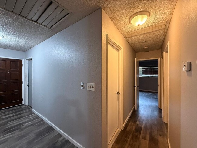 Building Photo - Beautiful 3 Bedroom Single-Family Home!