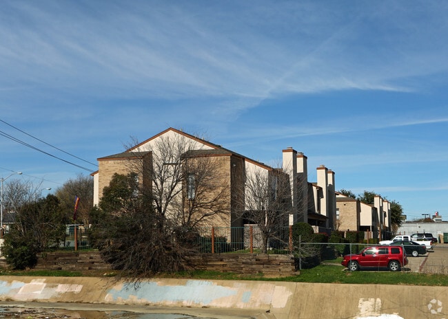 Building Photo - Polo Club