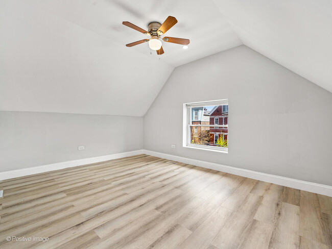 Building Photo - 1242 N Greenview Ave