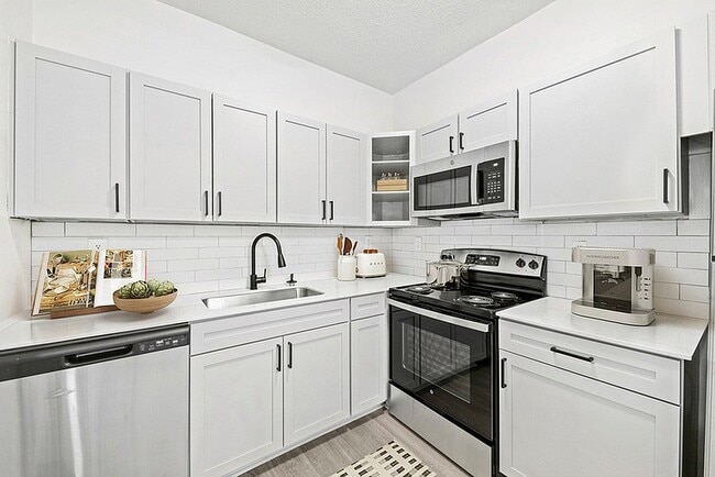 Building Photo - Halston Paces Crossing