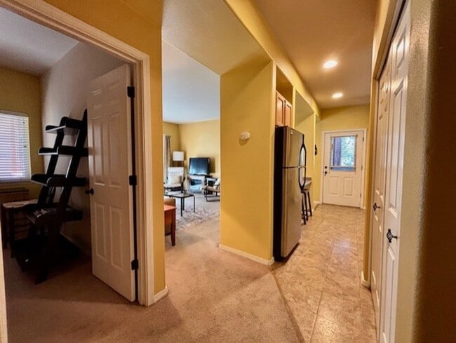 Building Photo - Furnished 2 Bedroom Condo in Sunriver!! $250 off first full months rent!