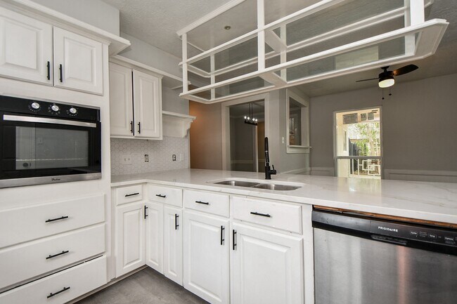 Building Photo - 14938 Mesita Dr