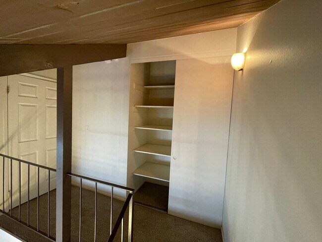 Building Photo - End Unit 2 bedroom, 2 bath Townhouse