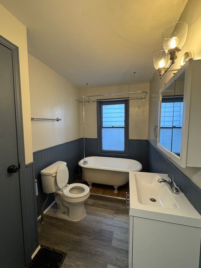 Building Photo - 2424-2426 Wayne Avenue