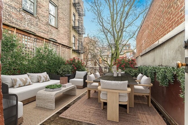 Building Photo - 555 Hudson St