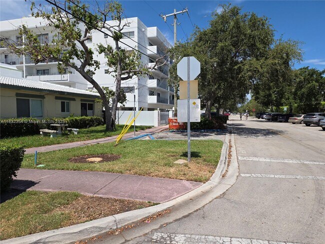 Building Photo - 2250 Bay Dr