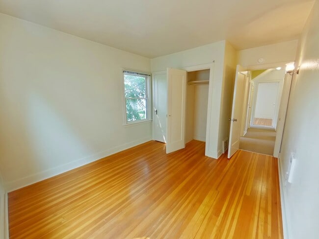 Building Photo - Large Classic Campus Home