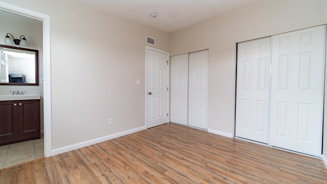 Building Photo - 9227 Heatherdale St