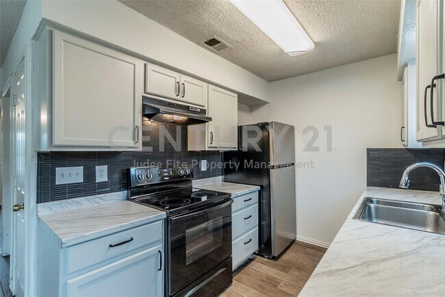 Building Photo - Beautifully Updated