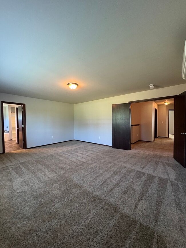 Building Photo - Spacious 5-Bedroom Home with Bonus Living ...