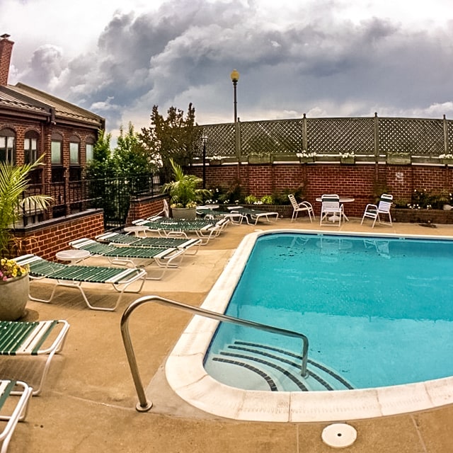 Building Photo - Updated townhome in popular Paper Mill Cou...
