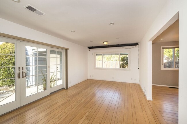 Building Photo - Elegant 3 Bed 2 Bath Home, Beautifully Remodeled in 2011