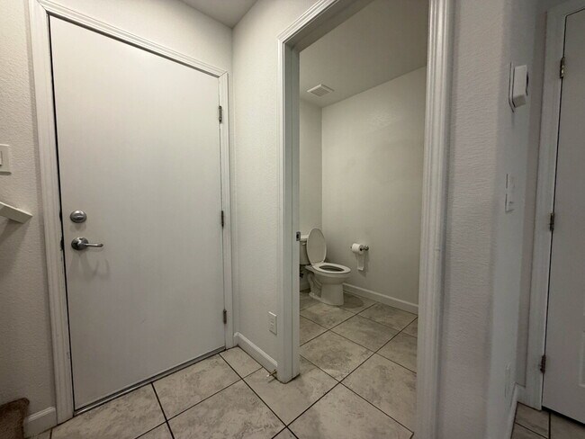 Building Photo - 3 BED 2.5 BATH 2 CAR GARAGE TOWNHOME IN HENDERSON CADENCE COMMUNITY FOR RENT!!