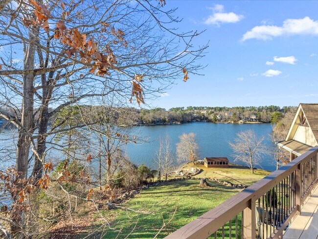 Building Photo - Studio Apt with waterviews on Lake Wylie!