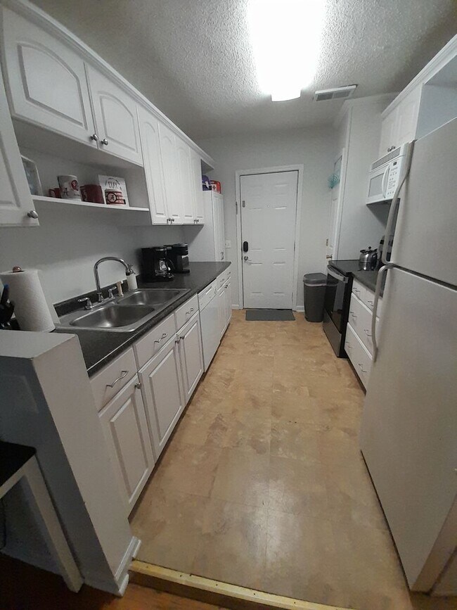 Building Photo - 2 bedroom 2 bath condo Harbrooke Downs