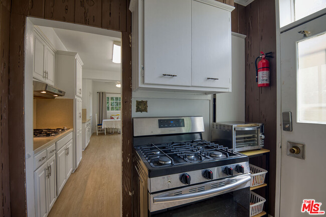 kitchen area - 1025 S Burnside Ave