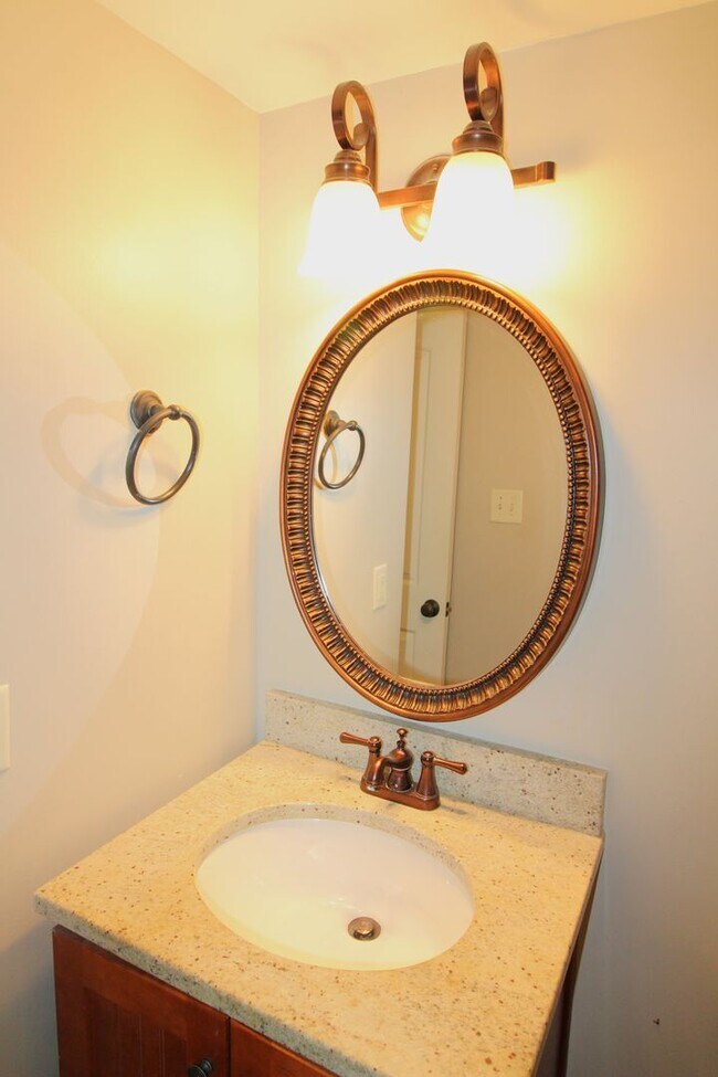 Building Photo - (Coming Soon) 2 Bedroom Condo on Park Road!