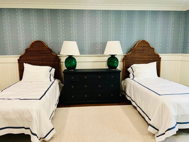 Building Photo - 3 Field Club Ln