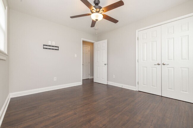 Building Photo - 220 W 31st St