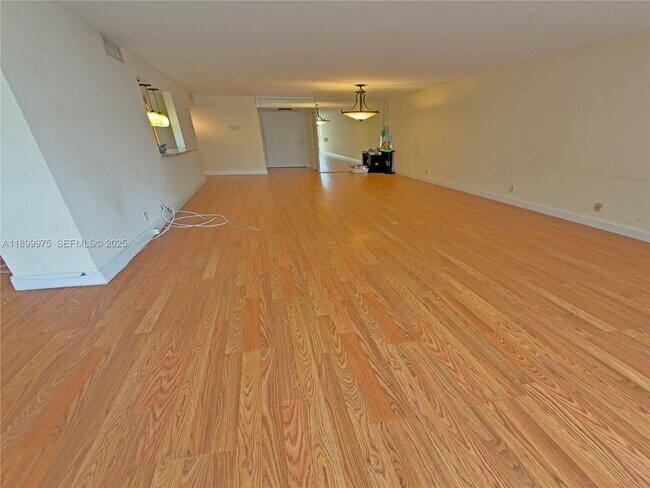 Building Photo - 400 Leslie Dr