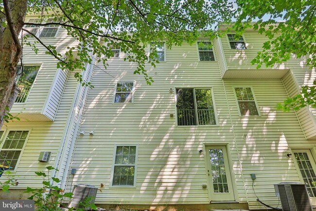 Building Photo - 7721 Valley Oak Dr