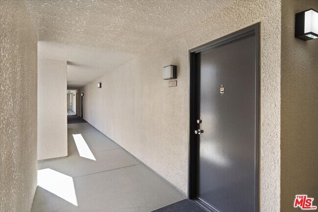 Building Photo - 5530 Owensmouth Ave