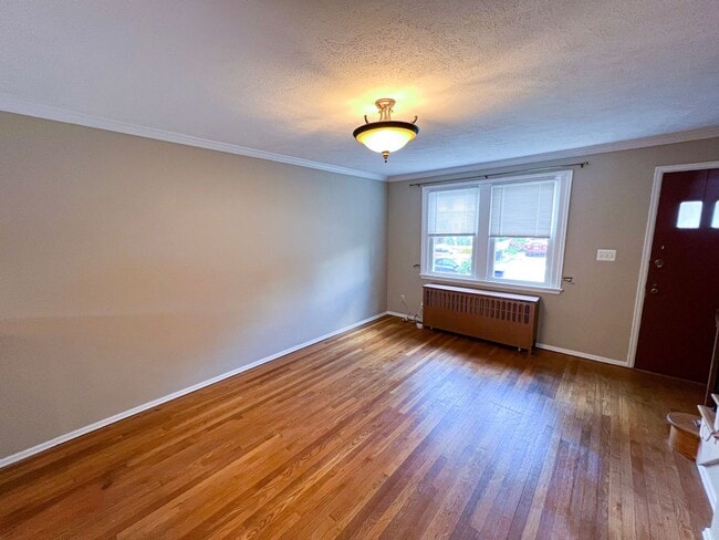 Building Photo - Charming 2 Bed 2 Bath Brick Townhome With A Fully Fenced Yard In Beautiful Foxcroft Heights