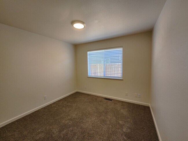 Building Photo - Rent Special $500 off 1st mo's