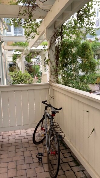 Front porch. - 655 12th St