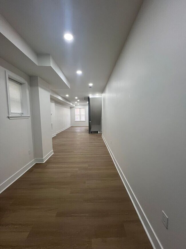 Building Photo - 3 bedrooms 2 bathrooms, 21218