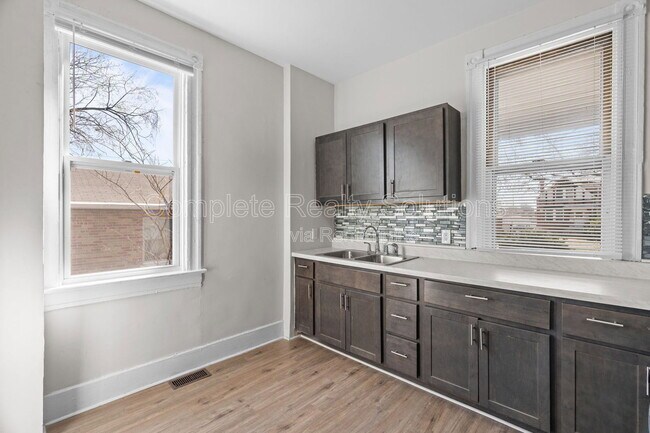 Building Photo - 6811 Etzel Ave