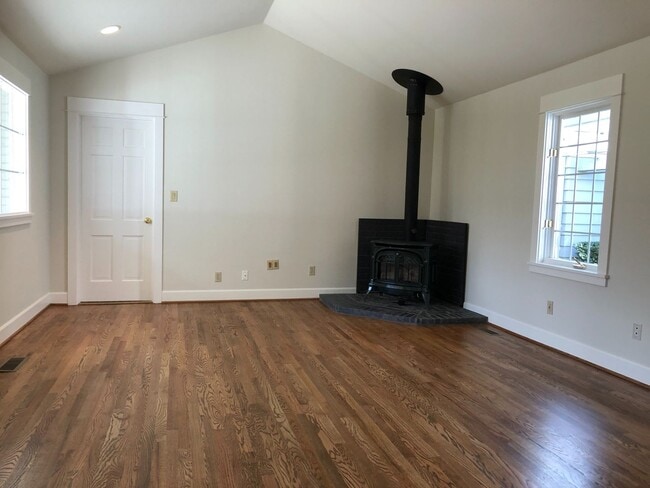 Building Photo - Elegant and Luxury home in Medina, 5 bedro...