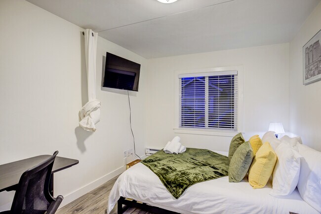 Building Photo - 675 3rd Ln