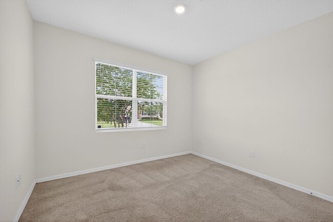 Building Photo - 4 Bedroom in Gated Community!
