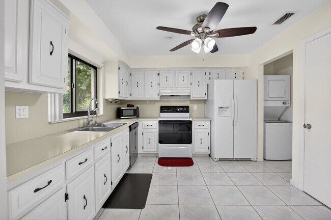 Building Photo - "Spacious 2-Bed, 2-Bath Boynton Beach Gem with Modern Granite Elegance – 1400 Sq Ft!"