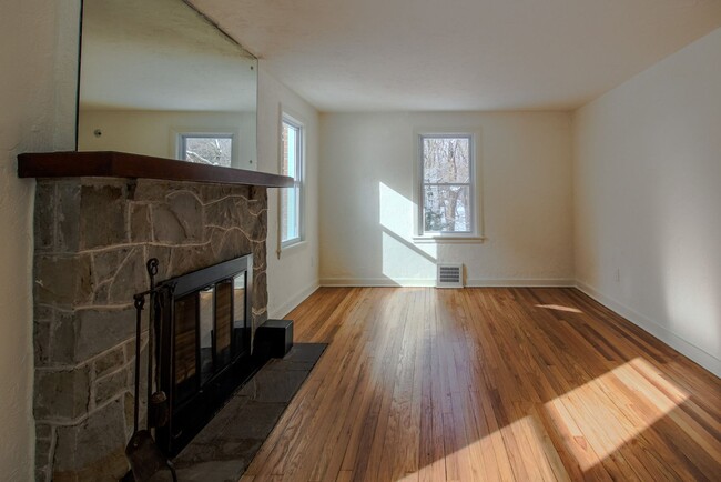 Building Photo - RENOVATED & READY FOR MOVE IN! COZY 2 BEDR...