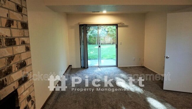 Building Photo - 2221 NE Lexington Dr