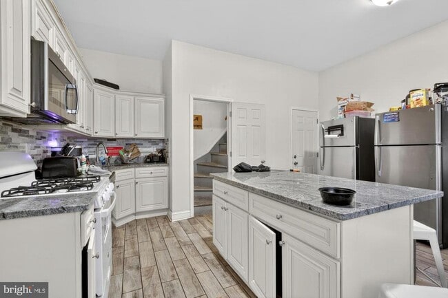 Building Photo - 4011 Pine St