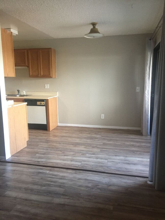 Building Photo - 1 Bed, 1 Bath Condo Available in High Holl...