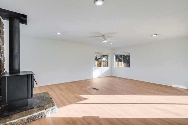 Building Photo - Beautiful 3 Bed, 1.5 Bath Rental Home in Lake Oswego!