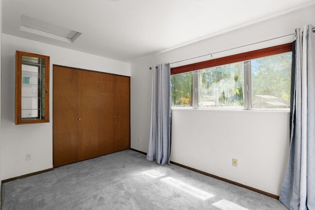 Building Photo - 2 Bedroom, 1.5 Bathroom Townhome-Style Condo in Tanasbrook, Near Tanasbourne!