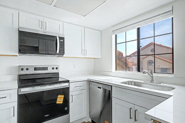 Building Photo - 818 S Westwood