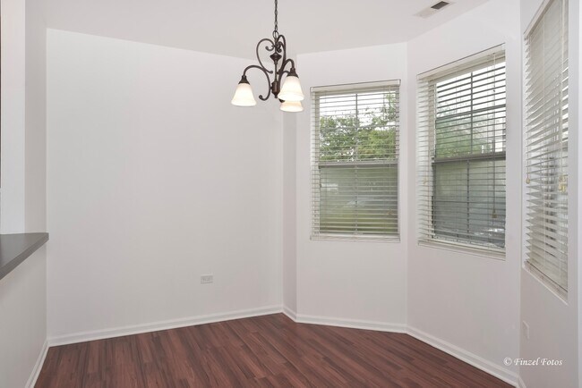 Building Photo - 2215 Aurora Dr
