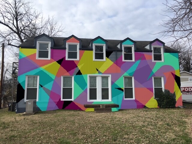 Our studio loft apt is located next door to our historic Mural House. - 3813 Gallatin Pike