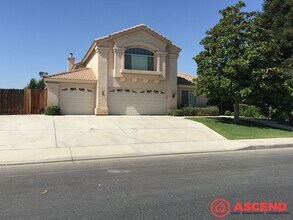 Building Photo - Stunning 5 Bedroom In Gated Community!
