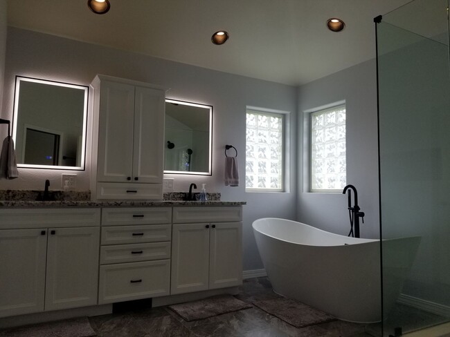 Building Photo - Welcoming 5 bed 3.5 bath South Hills Home
