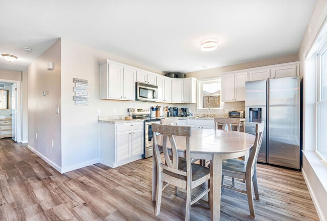 Building Photo - 12 Epping Ave