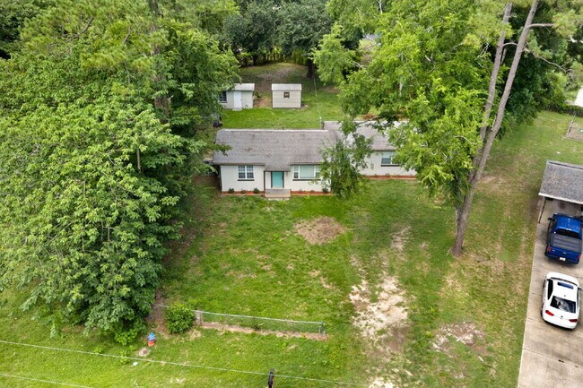 Building Photo - Gardener's Paradise! 3BR Home on Oversized Lot with Shed & Greenhouse