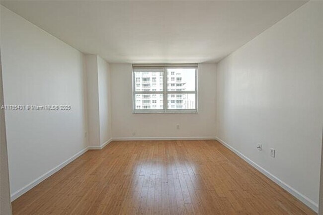 Building Photo - 1155 Brickell Bay Dr